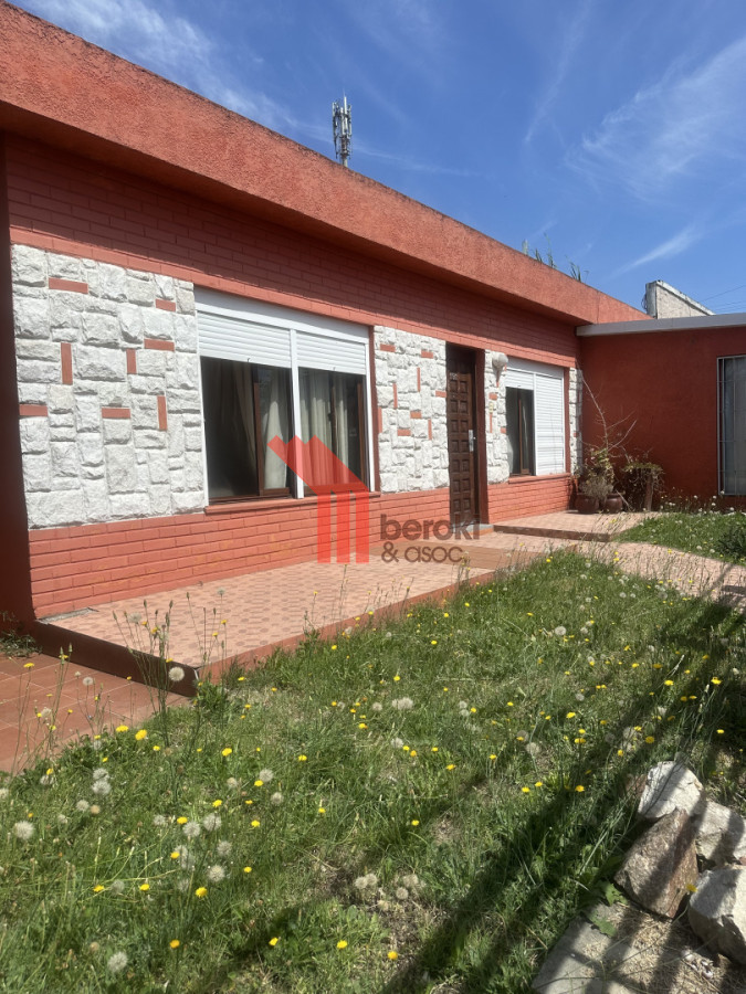 Casa ID.139 - Venta Casa 3 dormitorios+ Apto+ Local+ Parrillero +Deposito+ Gge. Terreno 422m2