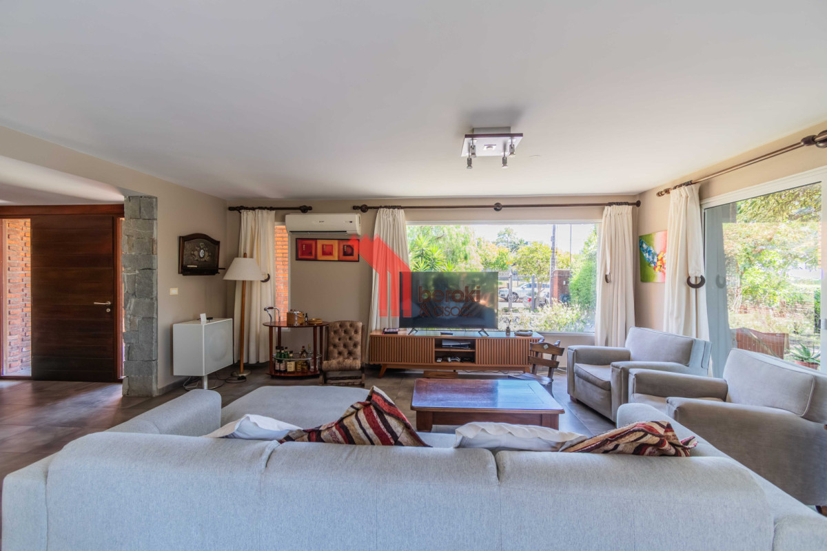 Casa ID.161 - Casa en Carrasco sobre 603 m² de terreno con potencial de ampliación