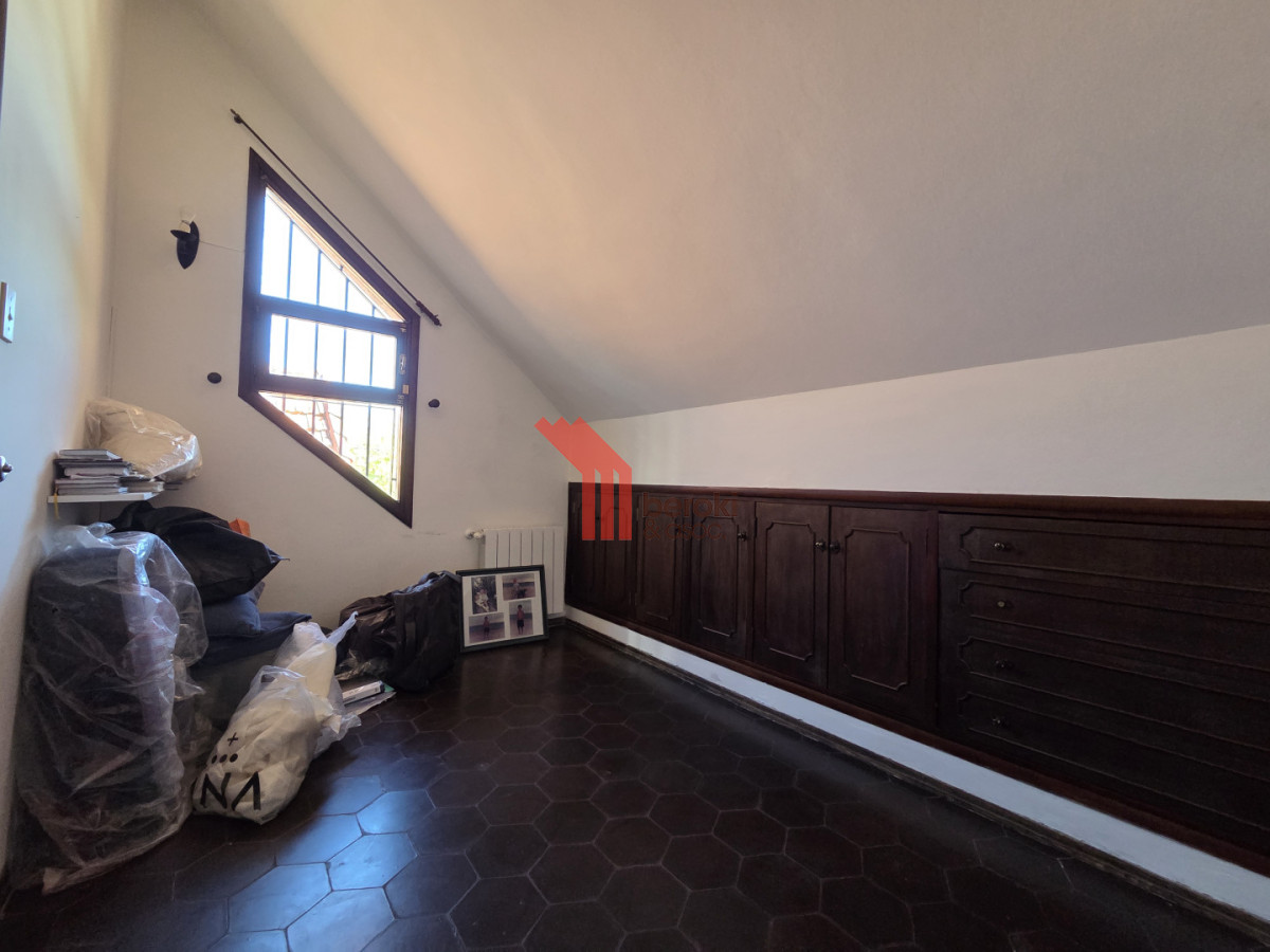 Casa ID.195 - Alquiler Casa en Carrasco 5 Dormitorios Jardín y Barbacoa 