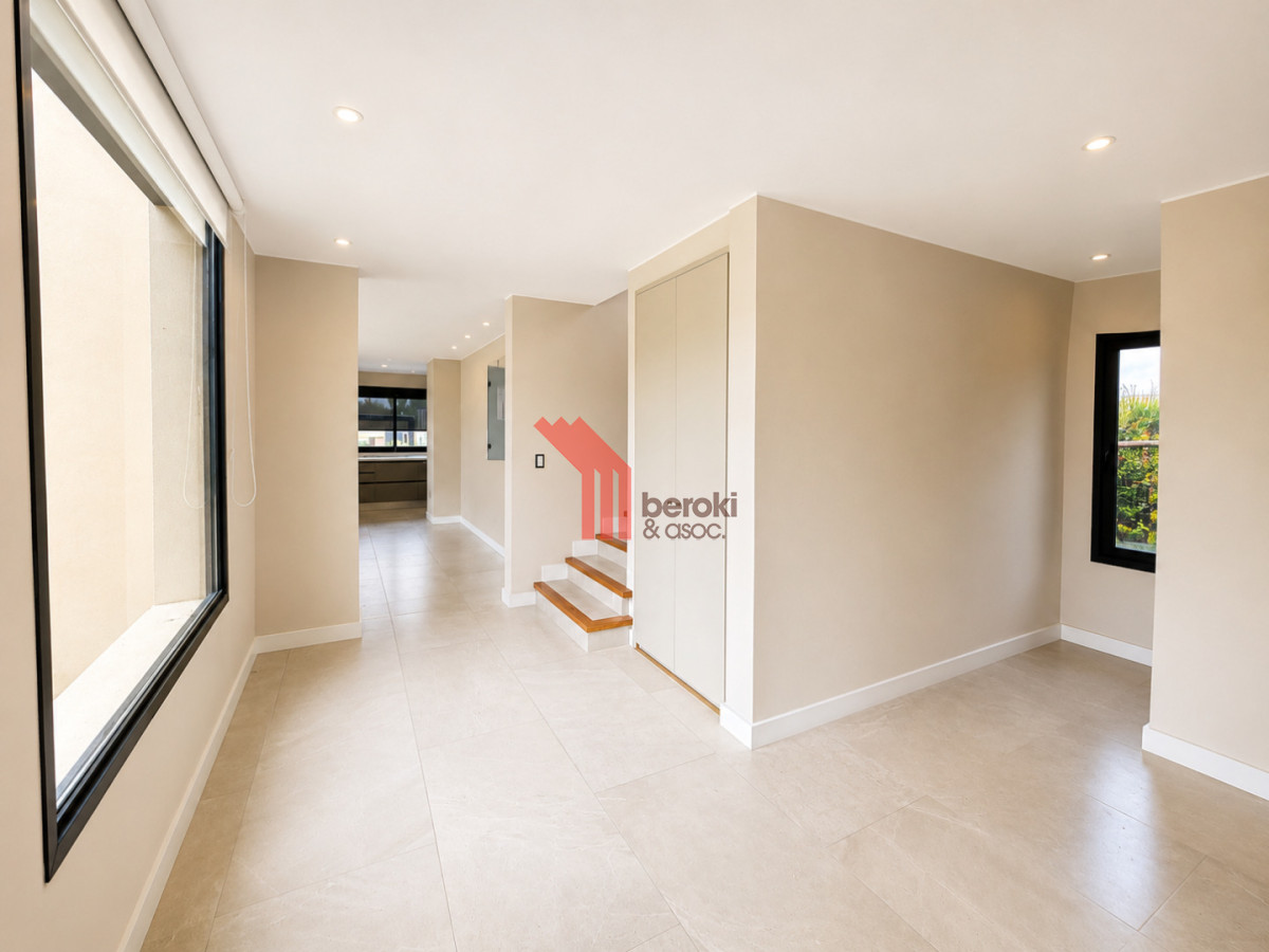 Casa ID.229 - Venta de casa de 3 dormitorios, 3 baños y cuarto de servicio en Altos de la Tahona con piscina y parrillero