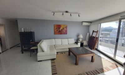 Apartamento en venta de 3 dormitorios frente al mar en edificio Tauro, Punta del Este.