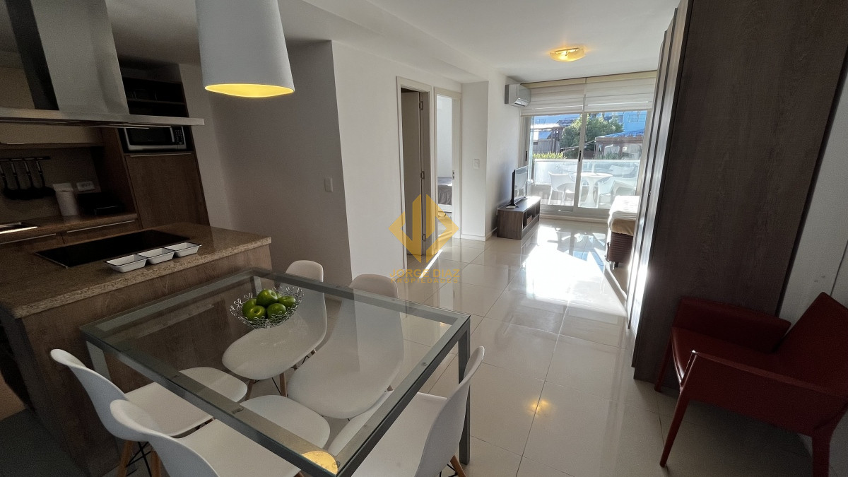 En las cercanías del Puerto de Punta del Este  - JDP1242A
