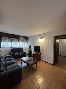 Descubre la combinación perfecta de comodidad y estilo en este encantador apartamento ubicado en el corazón de Aidy Grill, Punta del Este. Con una orientación suroeste que te regala luminosidad y vista despejada, esta unidad de 3 dormitorios y 2 baños es el espacio ideal para disfrutar de la vida costera.
Disfruta de un living comedor luminoso, perfecto para compartir momentos inolvidables con amigos y familiares.
No dejes pasar la oportunidad de vivir en uno de los destinos más deseados de Uruguay. 