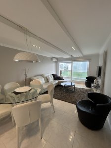 Excelente vista a la Penìnsula y muy buenos amenities.  
Living comedor con muy buen equipamiento. 
Tres dormitorios con dos baños (1 en suite). Amplia terraza abierta. 
Garaje y baulera. 
Servicio de mucamas diario y mantenimiento todo el año. Servicio de playa en alta temporada de verano. 

