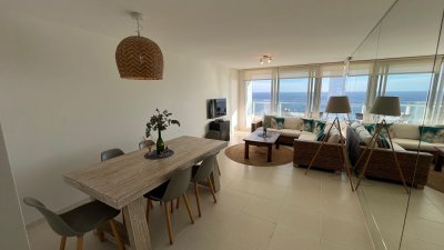 Amenities variados, dos dormitorios y dos baños más toilette.
Cocina completa y amplia terraza al frente. 
Piscinas climatizadas interior y exterior, parrilleros comunes, servicios de mucamas y de playa. 
Se ofrece en venta , en alquiler anual, invernal o de alta temporada de verano
