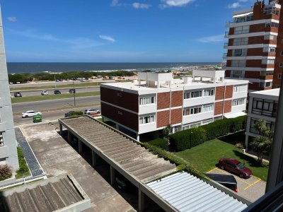 ¡Descubre tu nuevo hogar en el corazón de Brava, Punta del Este! Este encantador apartamento de 1 dormitorio y 1 baño, con capacidad para 3 personas, te espera con una combinación perfecta de confort y estilo. 
Situado en una orientación sureste, este apartamento te ofrece una iluminación natural impresionante durante todo el día. La cocina ha sido recientemente reciclada, combinando funcionalidad y diseño moderno para crear un espacio donde te encantará cocinar. 
El baño también fue reciclado, se colocaron ventanas dobles y se hizo toda la instalación eléctrica a nuevo. 
El living comedor es el lugar perfecto para relajarte después de un largo día o para recibir a tus invitados. Además, el apartamento cuenta con servicio de mucamas, para que puedas disfrutar de tu tiempo libre sin preocuparte por las tareas del hogar.
No pierdas la oportunidad de vivir en este increíble apartamento en Brava, Punta del Este. 