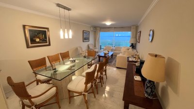 Tres dormitorios con tres baños, dos de ellos en suite. Toilette de recepción. 
Cocina amplia, terraza lavadero cerrada. 
Amenities variados como piscinas interior y exterior, cancha de tenis, gimnasio, salas de juegos para grandes y chicos. 
Servicios de mucamas, de mantenimiento y de playa en alta temporada. 
Y la vista al mar más plena que se pueda pedir. 
