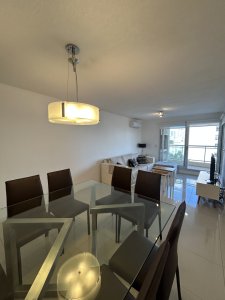  Tu Refugio en Punta del Este: Elegancia y Comodidad a Pasos del Mar

Descubre la oportunidad de vivir en un encantador apartamento en Aidy Grill, a solo 400 metros de las hermosas playas de Punta del Este. Este luminoso y acogedor espacio de 120 m² te ofrece la combinación perfecta de confort y estilo, ideal para disfrutar de momentos inolvidables junto a familiares y amigos.

Con una orientación sureste, este apartamento cuenta con 3 dormitorios, incluyendo una suite principal, y 2 baños, brindando capacidad para 6 personas. La distribución del espacio incluye una amplia cocina y un luminoso living comedor, perfectos para compartir y crear recuerdos.

Además, podrás disfrutar de una refrescante piscina en el edificio, ideal para esos días de calor. El apartamento está equipado con todo lo necesario para tu comodidad, incluyendo microondas y freezer.

Los gastos comunes ascienden a $24,000, asegurando el mantenimiento de las áreas comunes y servicios del edificio.

No dejes pasar la oportunidad de hacer de este apartamento tu nuevo hogar o tu refugio de vacaciones. 