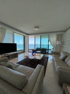  Elegancia y Comodidad en Punta del Este
Descubre este exclusivo apartamento en la codiciada zona de Mansa, Punta del Este, donde la tranquilidad y el lujo se encuentran en perfecta armonía. Con una orientación SurOeste, disfrutarás de impresionantes atardeceres y una luminosidad natural que realza cada rincón de este hogar.
Esta unidad cuenta con 3 amplios dormitorios, cada uno con su propio baño en suite, ofreciendo privacidad y confort para hasta 7 personas. Ideal para familias o grupos de amigos, para compartir momentos inolvidables.

Además, el edificio ofrece servicios de mucamas y playa, asegurando que tu estancia sea tan placentera como lo mereces. Relájate en la piscina o disfruta de un momento de bienestar en el sauna, todo sin salir de casa.

No dejes pasar la oportunidad de vivir en uno de los destinos más exclusivos de la costa uruguaya. Consulta con nuestros asesores y descubre cómo este apartamento puede convertirse en tu próximo hogar o inversión. ¡Te esperamos!