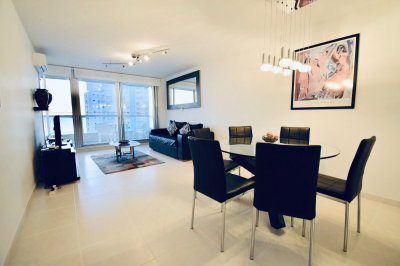 Dos dormitorios con dos baños (1 en suite) y un toilette de recepción. 
Tiene capacidad para 4 personas y  cuenta con aires acondicionados, servicio de mucamas diario, servicio de playa, piscina interior climatizada y exterior, yaccuzzi, salas de juegos y amenities variados. 
La playa mansa a menos de media cuadra y el centro de Punta del Este a donde se puede llegar caminando. 
Y hay que destacar la amplia terraza al frente con la vista panorámica, a playa mansa, al Puerto de Punta del Este y al Hotel Enjoy. 
Esperamos su consulta para compra  o alquiler de alta y baja temporada. 
