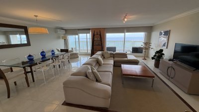 Amplio balcón terraza con salida desde el living comedor y desde dos dormitorios.
Son cuatro habitaciones dobles, con  sus cuatro baños en suite. 
Cuenta con toilette de recepción y dependencia de servicio con baño.

