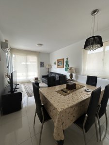 Descubre la oportunidad de vivir en uno de los destinos más emblemáticos de la costa uruguaya. Este moderno apartamento de 2 dormitorios y 2 baños, ubicado en la codiciada Península, te ofrece un estilo de vida inigualable.

Con una orientación sur que garantiza luz natural durante todo el día, esta unidad de 85 m² combina funcionalidad y confort. 

No dejes pasar esta oportunidad única.