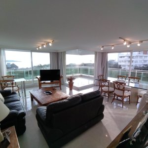 La vista desde el balcón y desde la habitación principal es inmejorable