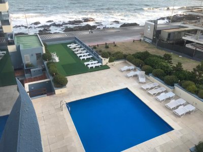 Frente al Océano Atlántico y a escasos metros de la Avda. Gorlero 