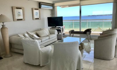 En la primera línea de playa Mansa, edificio emblemático de Punta del Este