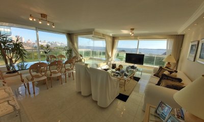 Amplio apartamento, con muy buena vista al Rio de la Plata