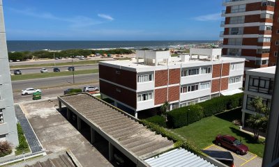 Frente a la playa Brava y a pasos de la Península