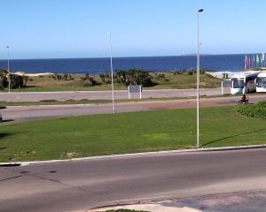 Con vistas a playa Brava y a pocos pasos del centro de la Peninsula