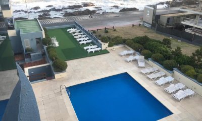 Frente al Océano Atlántico y a escasos metros de la Avda. Gorlero