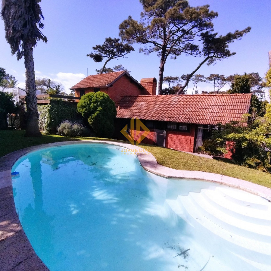 A pasos de la playa Mansa  y a 5 minutos del centro de Punta del Este  - JDP3039C