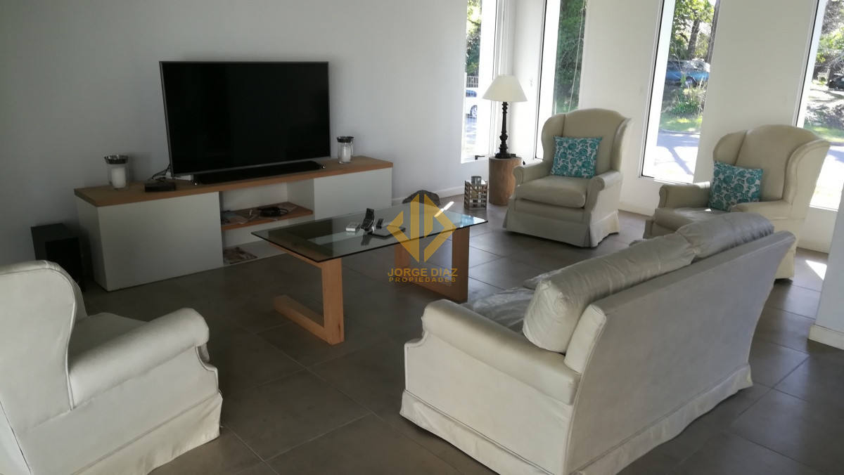 A 700 metros de la playa Brava y del centro de Punta del Este - JDP2450C