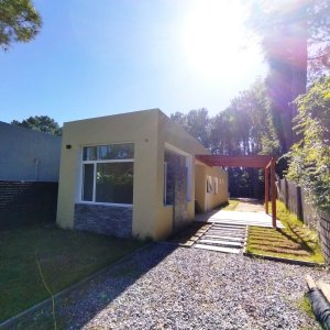 Presentamos una encantadora casa de 2 dormitorios y 1 baño, perfecta para aquellos que buscan un espacio acogedor y confortable.
La cocina integrada es el corazón de la casa. Esta propiedad es un lienzo en blanco esperando a que le des tu toque personal.  
Está ubicada en el Barrio de Pinares, muy cerca de la playa y de los centros comerciales de Cno a la Laguna y Lausana. 
