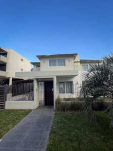 La casa ideal para vos y para tu familia.
A pasos del mar, con el confort que buscÃ¡s y todo lo necesario para disfrutar Punta del Este todo el aÃ±o.

Ubicada en una de las zonas mÃ¡s buscadas de Mansa, sobre PerÃº y Rambla Dr. Claudio Williman, Casa Amando combina una excelente ubicaciÃ³n con espacios pensados para disfrutar y vivir con comodidad.

La propiedad se desarrolla sobre un terreno de 450 mÂ² y cuenta con 3 dormitorios en suite y 5 baÃ±os en total, ofreciendo privacidad y confort tanto para vivienda permanente como para disfrutar de sus temporadas en Punta del Este.

Se destaca por una cocina americana integrada al living y comedor, generando un ambiente amplio, cÃ¡lido y funcional, ideal para compartir con familia y amigos.

En el exterior, la casa invita a disfrutar durante todo el aÃ±o gracias a su piscina climatizada y espacio de barbacoa, perfectos para aprovechar tanto los dÃ­as de verano como las temporadas mÃ¡s frescas.

Entre sus principales caracterÃ­sticas se destacan:

â¢ 3 dormitorios, todos en suite
â¢ 5 baÃ±os
â¢ Cocina americana
â¢ Living y comedor
â¢ Piscina climatizada
â¢ Barbacoa
â¢ CalefacciÃ³n por losa radiante
â¢ Mobiliario de ADG
â¢ 3 camas
â¢ Excelente ubicaciÃ³n en Mansa
â¢ A metros del mar

Una propiedad que reÃºne ubicaciÃ³n, comodidad y excelentes prestaciones, en un entorno privilegiado de Punta del Este.