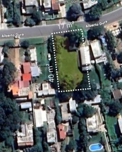 Excelente terreno urbano de 723 m² en pleno Barrio Lausana, Maldonado, en una zona residencial consolidada y de fácil acceso.
Se destaca por su generoso frente de 17 metros y un fondo de 40 metros, con una forma regular que permite un óptimo aprovechamiento del predio. El terreno es plano, con una leve pendiente natural hacia el fondo, y se encuentra en muy buen estado de mantenimiento.
Servicios completos:
Cuenta con todos los servicios conectados: energía eléctrica (UTE), agua corriente (OSE) y saneamiento por red. Ubicado sobre calle asfaltada, con vereda y cordón cuneta.
Posibilidades constructivas:
Zonificación Subzona 2.4.1, que habilita a construir hasta 578 m² totales (FOT 80%), con una ocupación en planta de hasta 289 m² (FOS 40%), en planta baja más un nivel (altura máxima 7 m). Retiro frontal de 4 m; por contar con un frente menor a 18 m, la normativa permite exonerar uno de los retiros laterales.
Datos del inmueble:
?? Superficie: 723 m² (17 m de frente x 40 m de fondo)
?? Terreno baldío, apto para construir

Una excelente oportunidad para desarrollar su proyecto en una de las zonas de mayor crecimiento de Maldonado, con toda la infraestructura ya resuelta.
Consultas y visitas: 093 700 134  Jorge Díaz Propiedades
