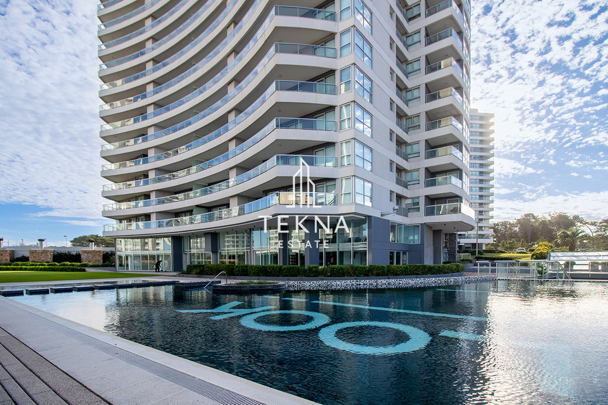 Apartamento ID.9433 - Venta de Apartamento de 2 dormitorios y medio, todos en suite, 3 balcones y parrillero propio, con vista al mar