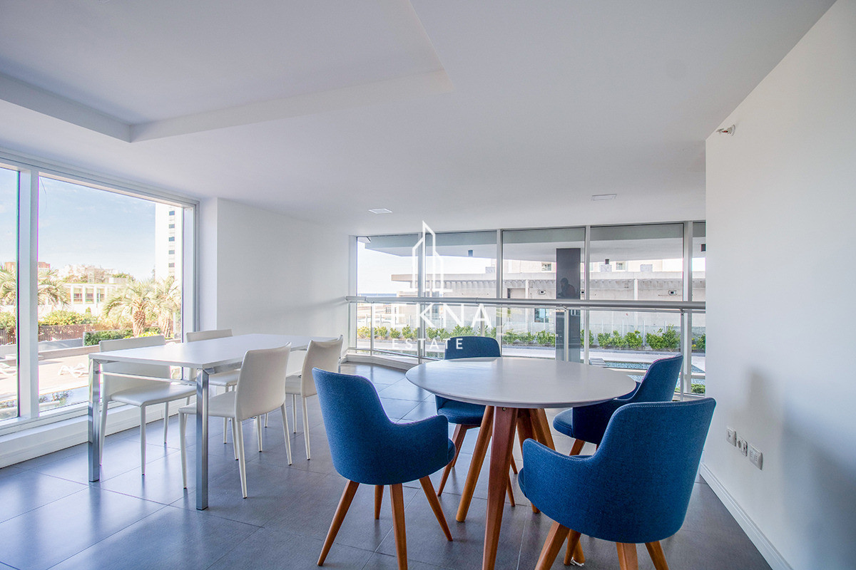 Apartamento ID.9433 - Venta de Apartamento de 2 dormitorios y medio, todos en suite, 3 balcones y parrillero propio, con vista al mar