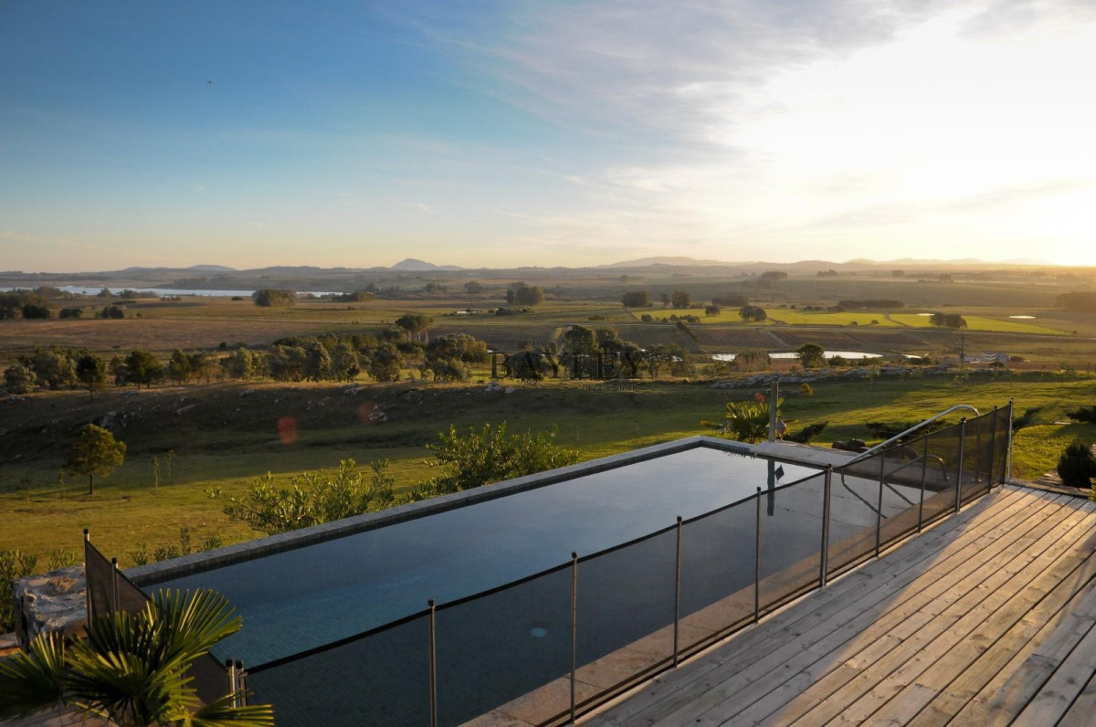 Chacra ID.8 - Chacra ubicada en Punta Ballena, Ruta 12, con excelente vista a la Laguna del Sauce