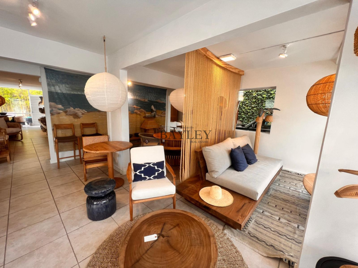 Local Comercial ID.18 - Local ubicado en punta del este LA PENINSULA, incluyendo un apartamento arriba