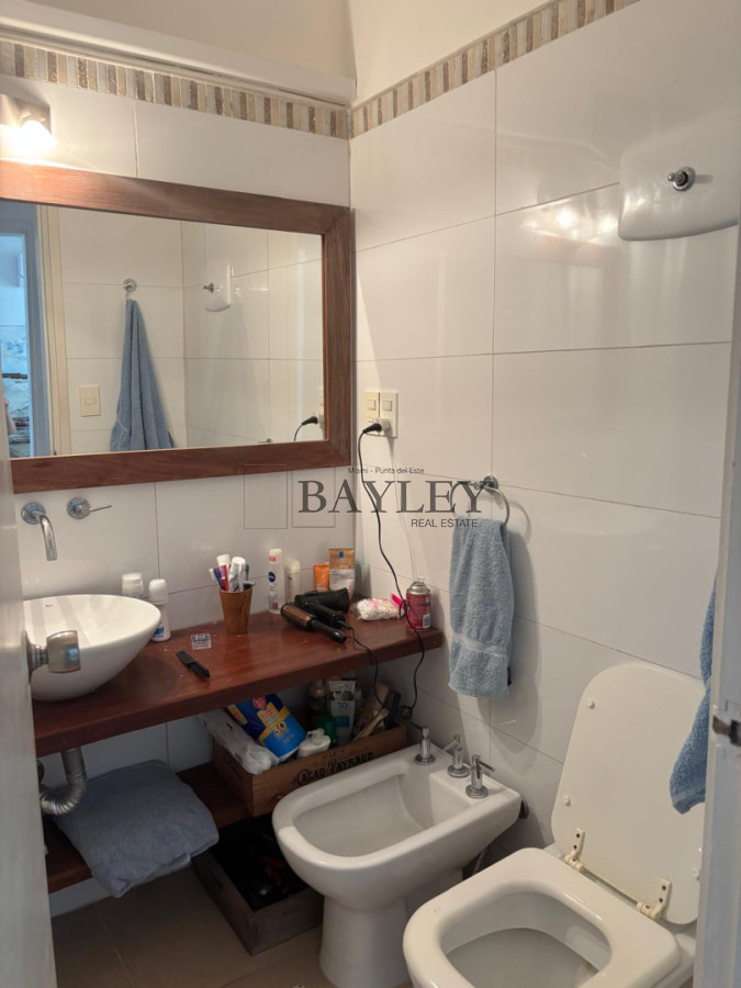 Local Comercial ID.18 - Local ubicado en punta del este LA PENINSULA, incluyendo un apartamento arriba