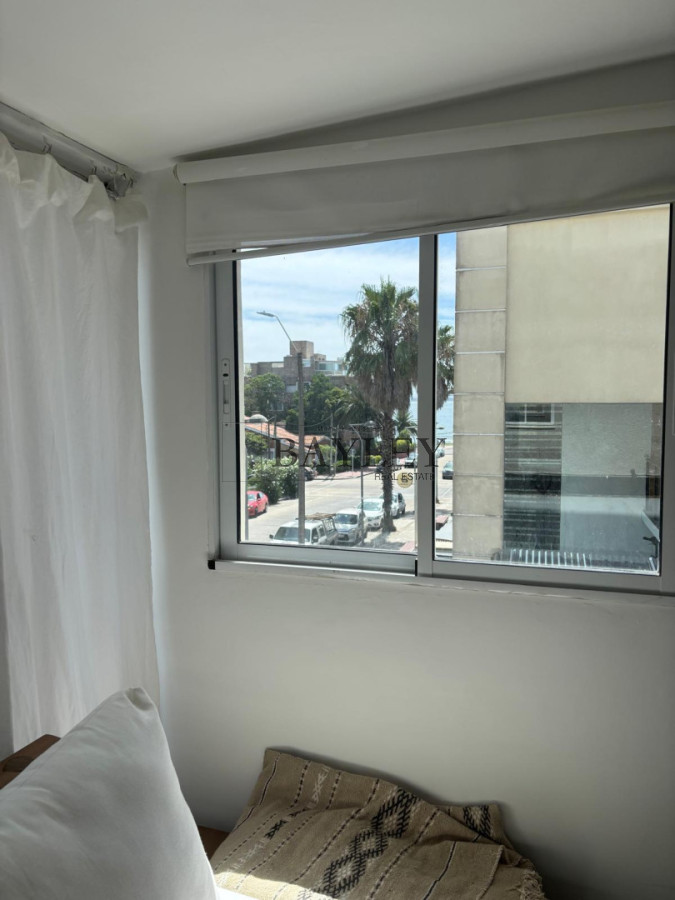 Local Comercial ID.18 - Local ubicado en punta del este LA PENINSULA, incluyendo un apartamento arriba