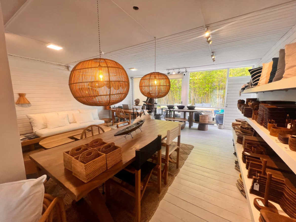 Local Comercial ID.18 - Local ubicado en punta del este LA PENINSULA, incluyendo un apartamento arriba