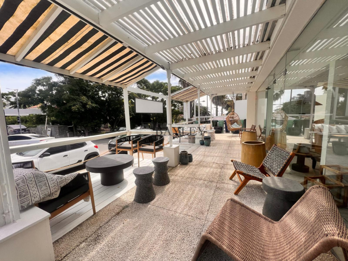 Local Comercial ID.18 - Local ubicado en punta del este LA PENINSULA, incluyendo un apartamento arriba