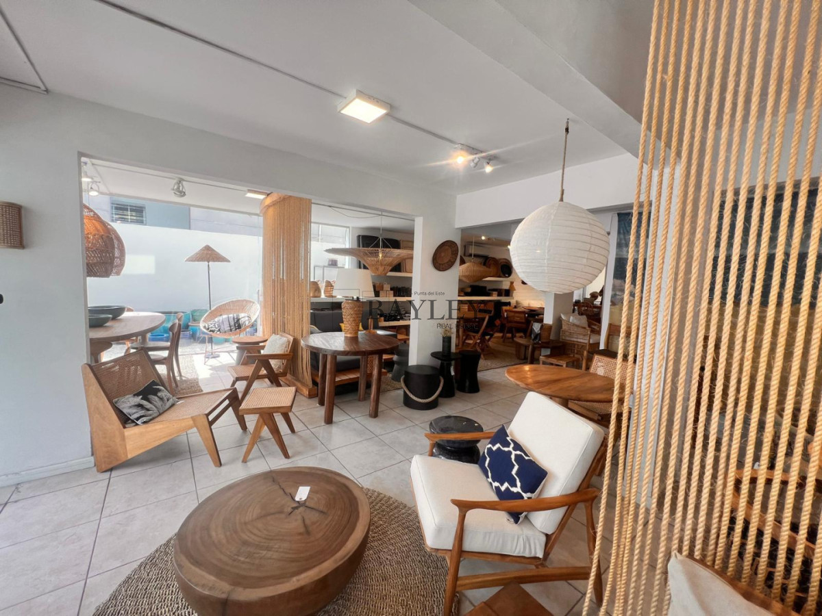 Local Comercial ID.18 - Local ubicado en punta del este LA PENINSULA, incluyendo un apartamento arriba