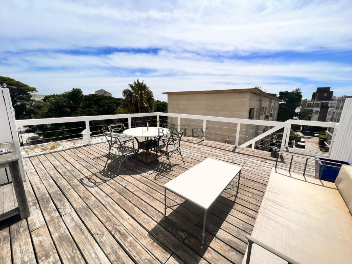 Local Comercial ID.18 - Local ubicado en punta del este LA PENINSULA, incluyendo un apartamento arriba