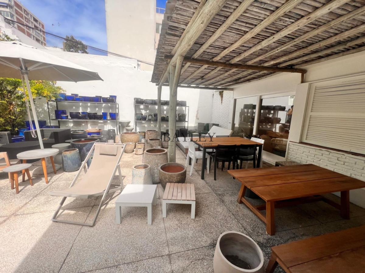 Local Comercial ID.18 - Local ubicado en punta del este LA PENINSULA, incluyendo un apartamento arriba