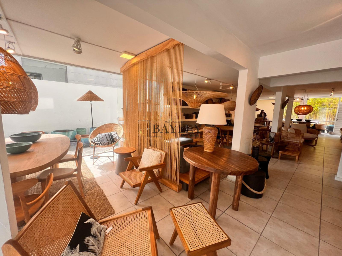 Local Comercial ID.18 - Local ubicado en punta del este LA PENINSULA, incluyendo un apartamento arriba