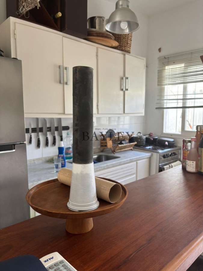 Local Comercial ID.18 - Local ubicado en punta del este LA PENINSULA, incluyendo un apartamento arriba