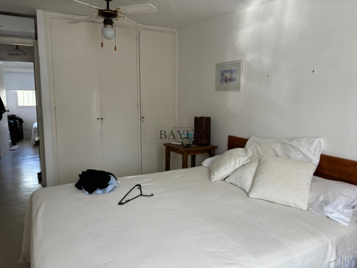 Local Comercial ID.18 - Local ubicado en punta del este LA PENINSULA, incluyendo un apartamento arriba