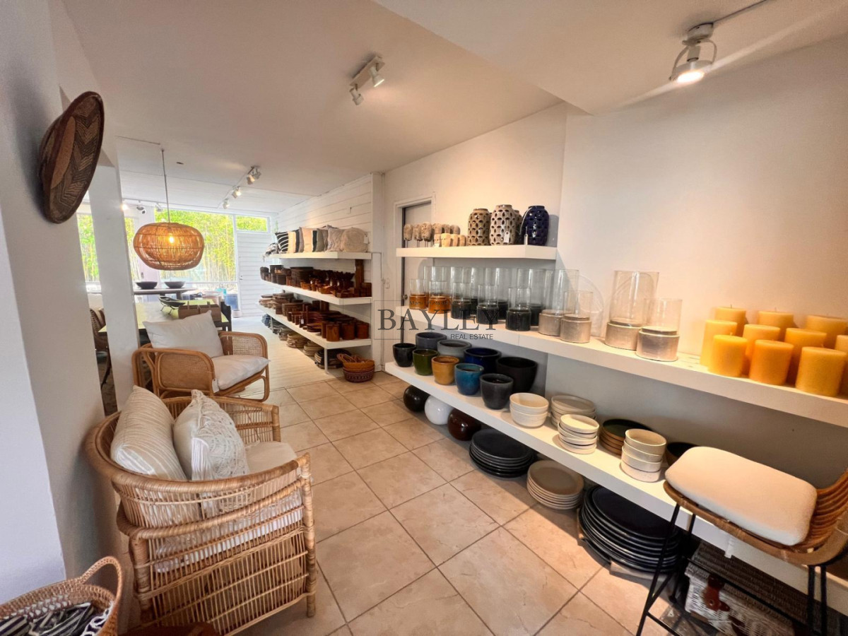 Local Comercial ID.18 - Local ubicado en punta del este LA PENINSULA, incluyendo un apartamento arriba