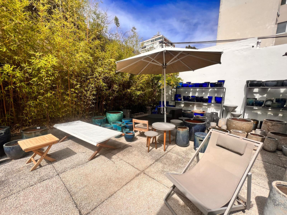 Local Comercial ID.18 - Local ubicado en punta del este LA PENINSULA, incluyendo un apartamento arriba