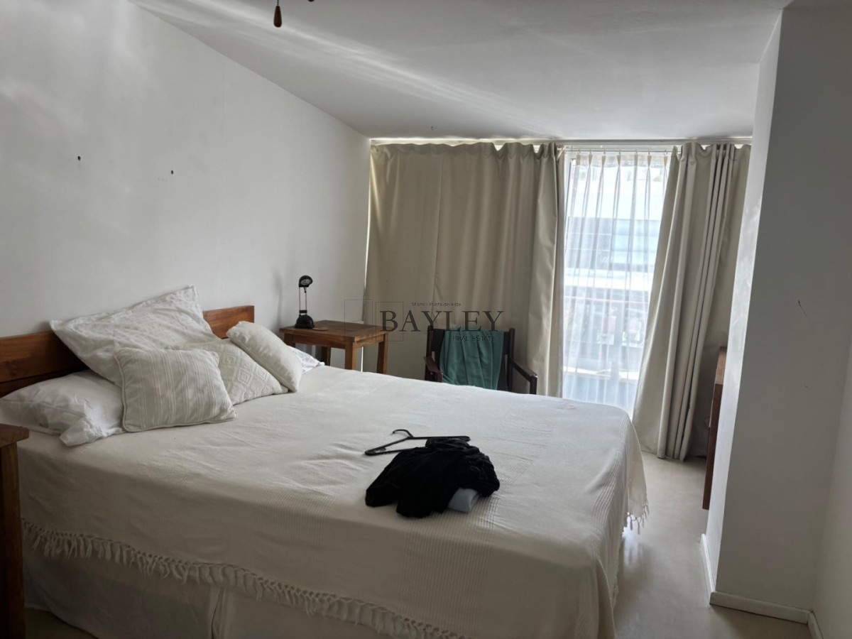 Local Comercial ID.18 - Local ubicado en punta del este LA PENINSULA, incluyendo un apartamento arriba