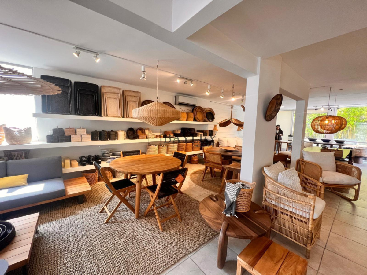 Local Comercial ID.18 - Local ubicado en punta del este LA PENINSULA, incluyendo un apartamento arriba