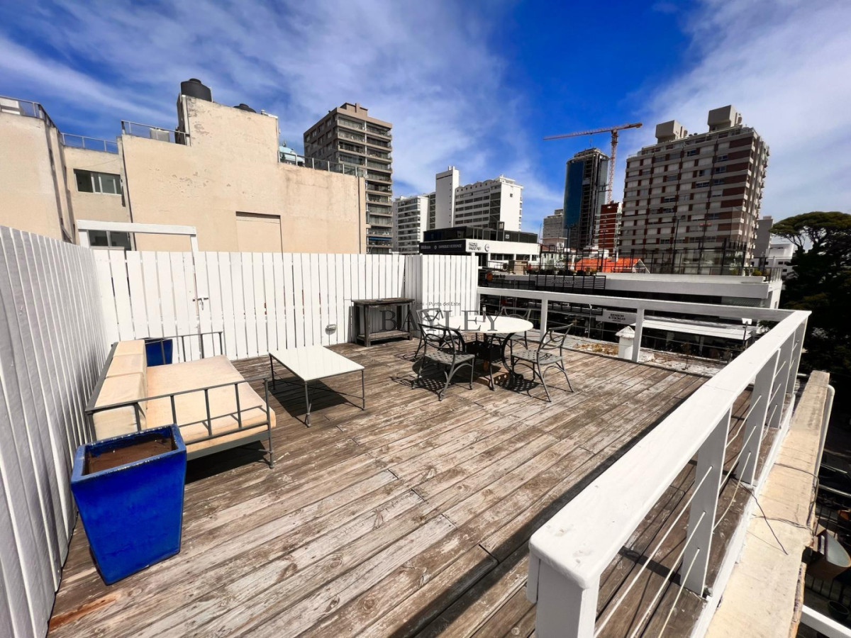 Local Comercial ID.18 - Local ubicado en punta del este LA PENINSULA, incluyendo un apartamento arriba