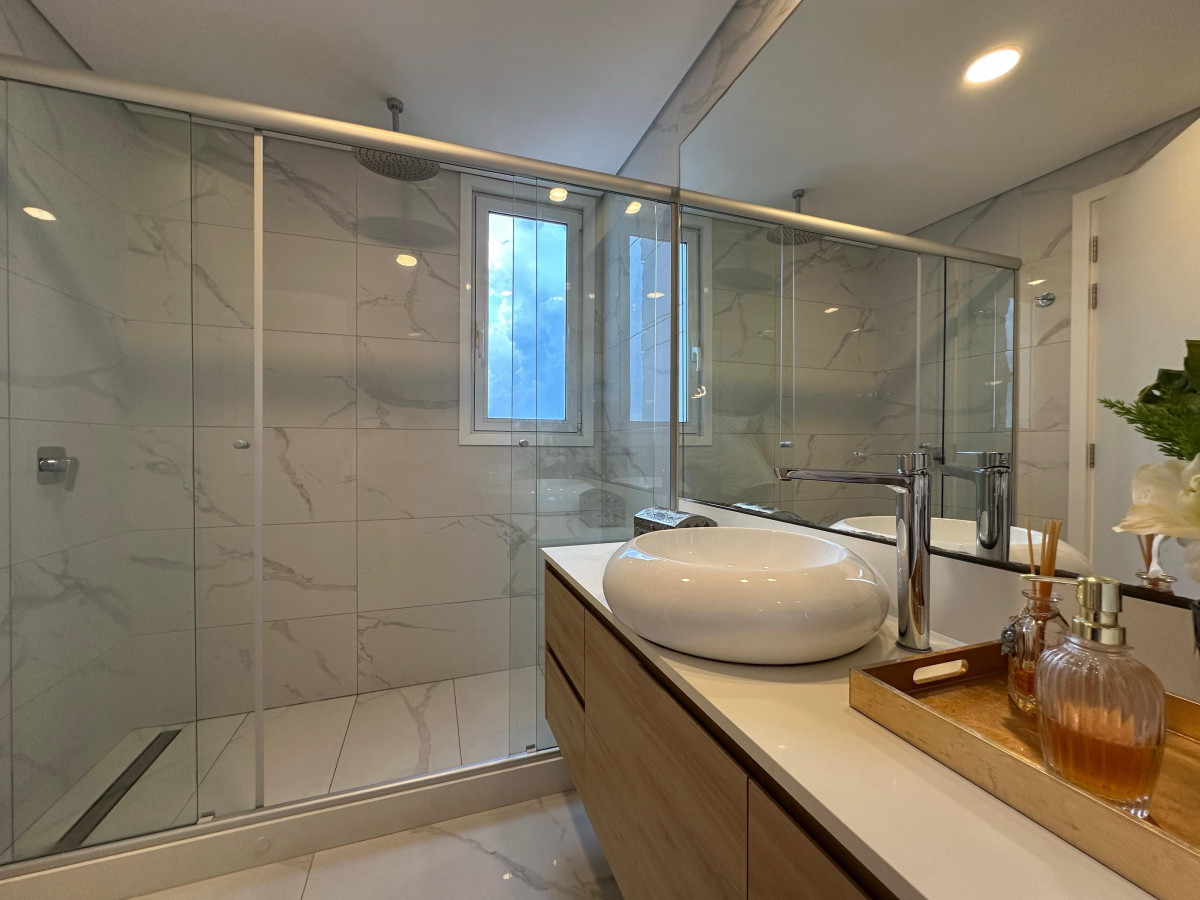 Apartamento ID.898 - Alquiler temporada 2026, en primera linea, playa mansa, Edificio de Categoria.