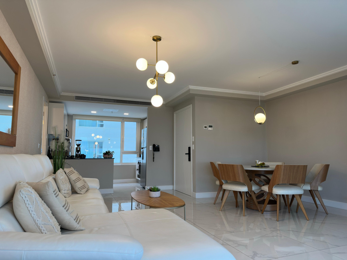 Apartamento ID.898 - Alquiler temporada 2026, en primera linea, playa mansa, Edificio de Categoria.