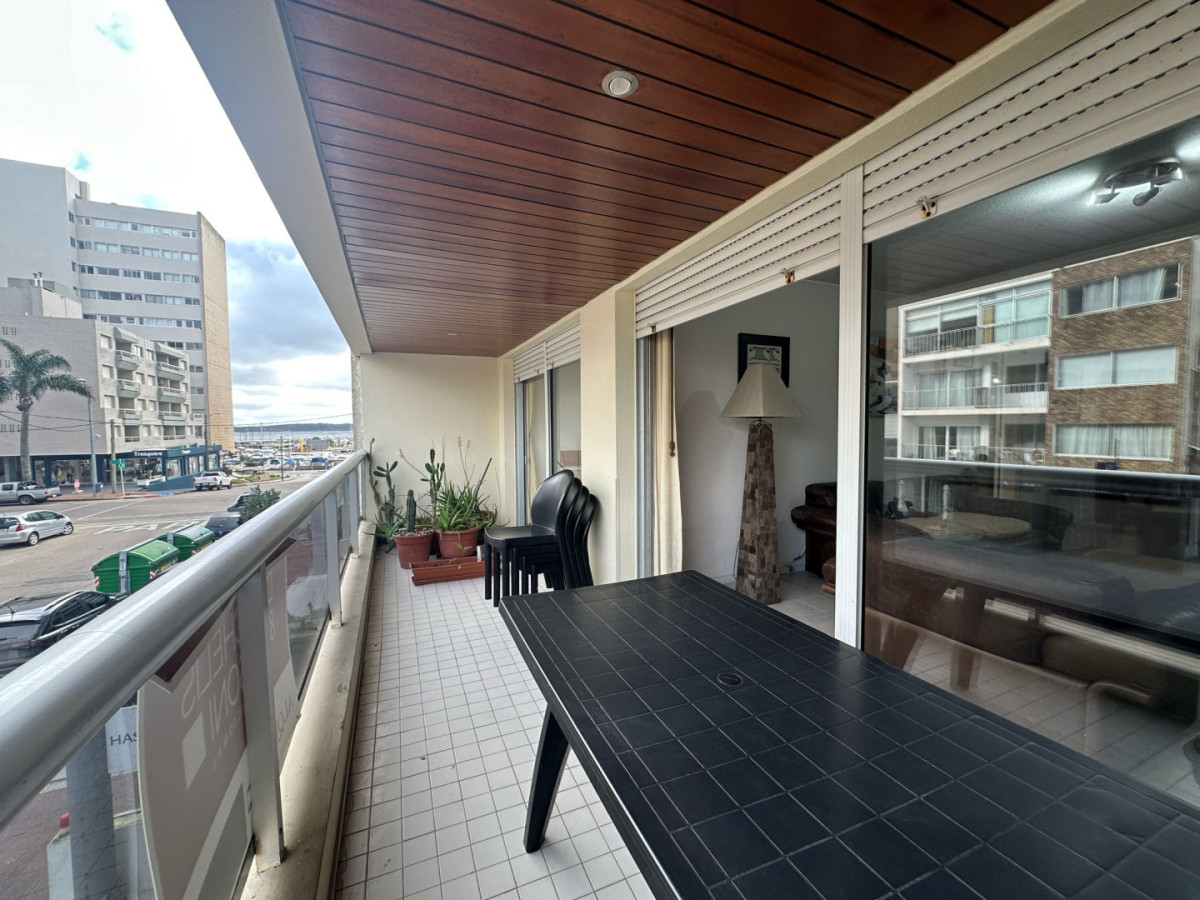 Apartamento ID.2242 - Departamento en VENTA, tres dormitorios.